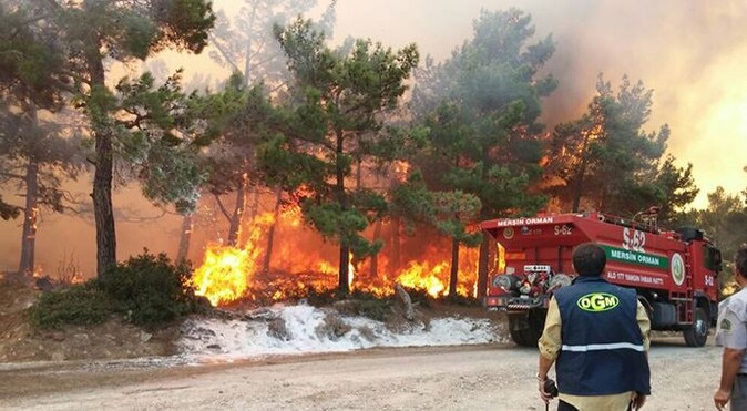 Mersin&#039;de büyük yangın, 1 mahalle boşaltıldı!