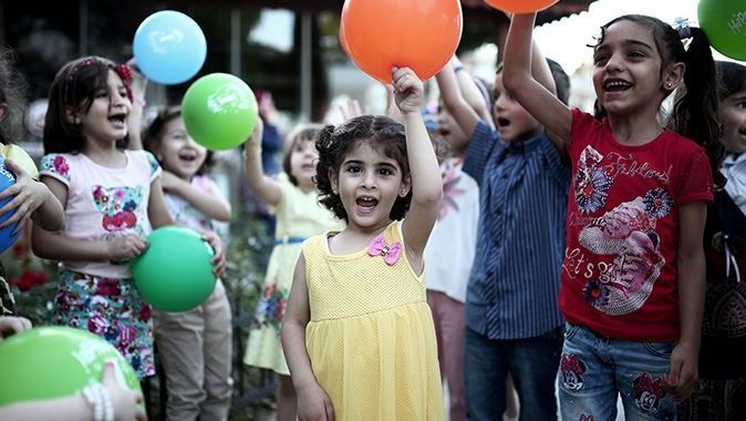 Suriyeli çocuklar İstanbul&#039;da bayramlaştı