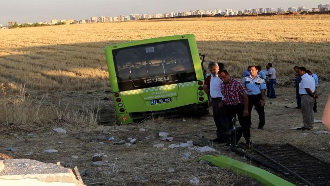 Halk otobüsü ile otomobil çarpıştı: 1 ölü, 60 yaralı