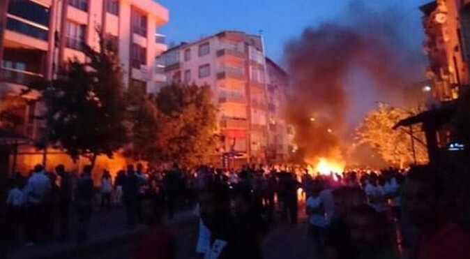 İstanbul&#039;da polise bombalı ve silahlı saldırı