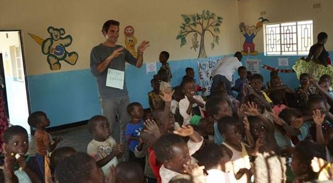 Federer Afrikalı çocukları ziyaret etti