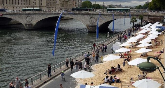 Tatile gidemeyen Fransızlar yapay plaja akın etti