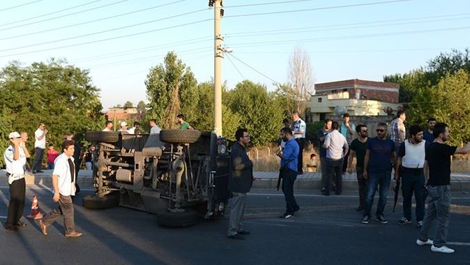 Diyarbakır&#039;da zırhlı araç devrildi: 6 polis yaralı