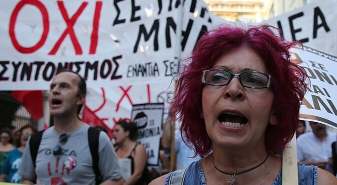 Atina&#039;da göstericiler yeni teklifler içeren reform programını protesto etti