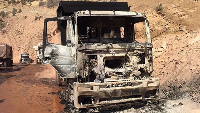 Terör örgütü PKK 10 aracı yaktı