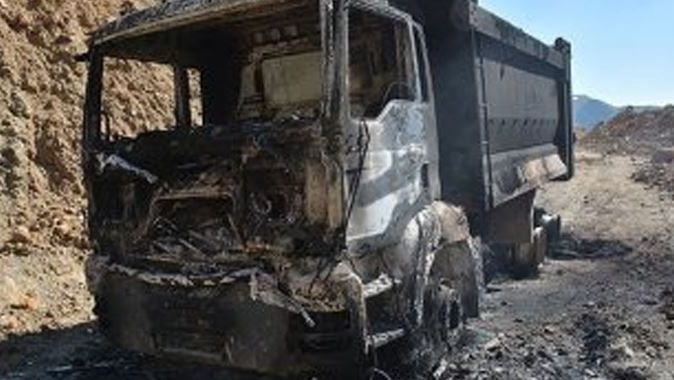 PKK 10 aracı yaktı
