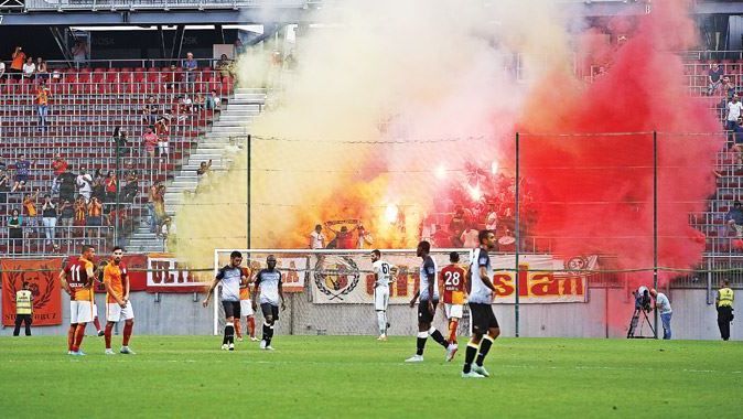 Galatasaray - Udinese maçı tamamlanamadı, Gurbette rezalet!