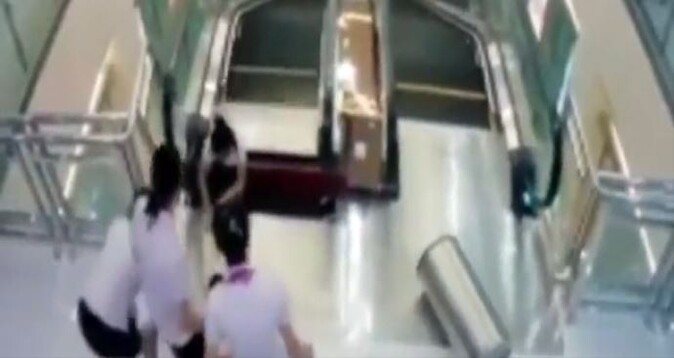 Çinli kadın yürüyen merdivende hayatını kaybetti 