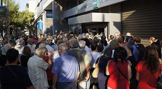 Yunanistan&#039;da emeklinin çilesi bitmiyor