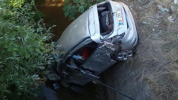 İzmir&#039;de otomobil dereye uçtu, 2 kişi hayatını kaybetti