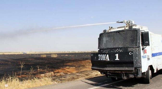 Diyarbakır&#039;da havalimanı yanındaki boş arazi yandı, TOMA söndürdü