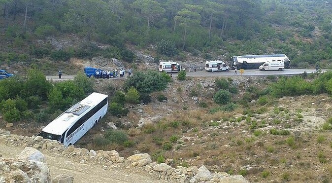 Mersin&#039;de yolcu otobüsü devrildi: 20 yaralı