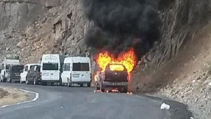 PKK&#039;lılar araçları ateşe verdi