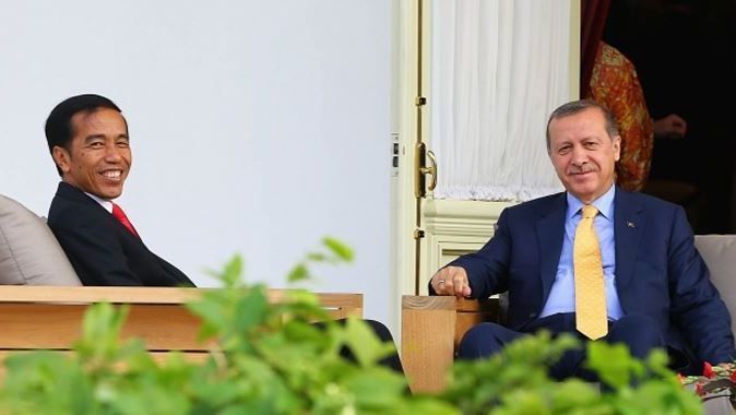 Erdoğan ve Endonezyalı Mevkidaşı balkonda sohbet etti