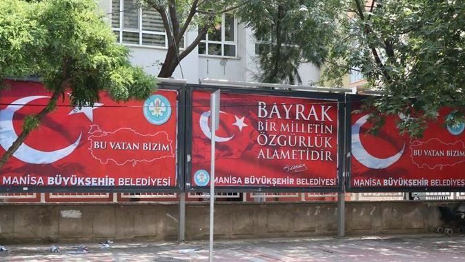 Bilboardlardan Türk bayrağı resimlerinin söküldüğü iddiası