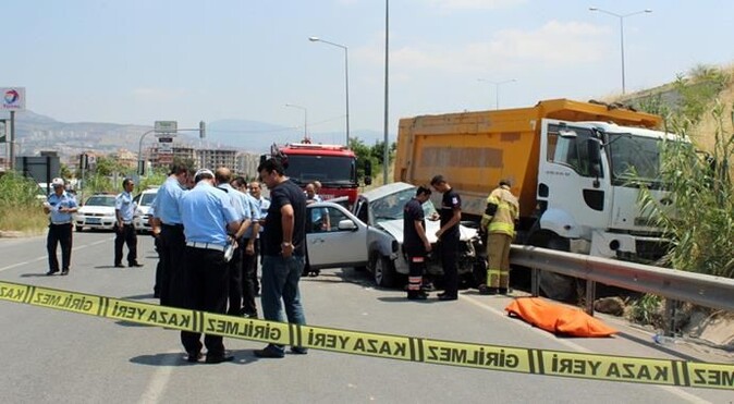 İzmir&#039;de feci kaza, ölü ve yaralı var