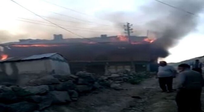 Kars&#039;ta yangın çıktı, 5 evle 5 ahır kül oldu