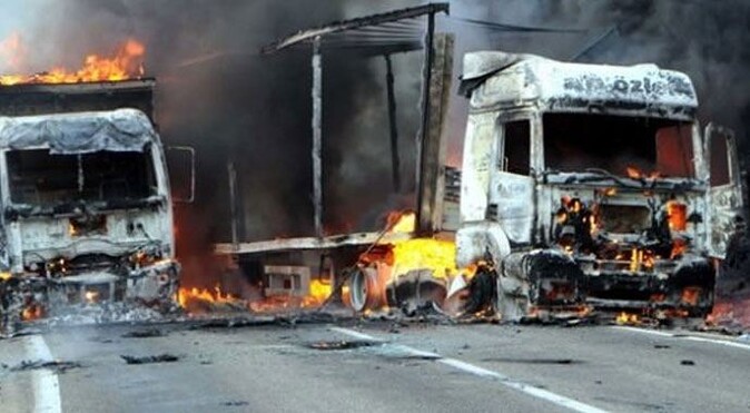 70 yolcuyu rehin alıp otobüsü yaktılar!