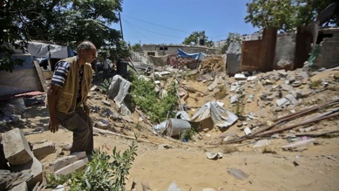 İşgalci İsrail güçleri Filistinlilerin evlerini yıktı