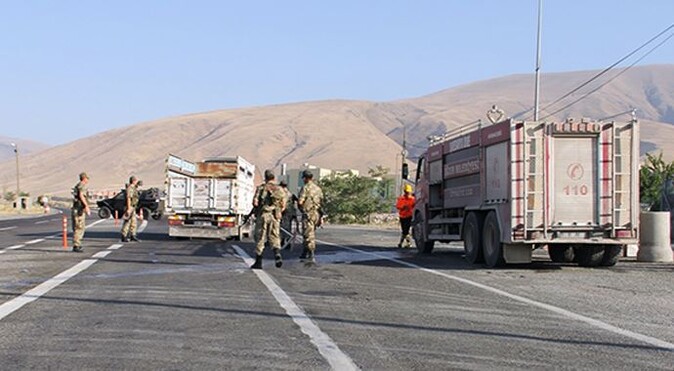 PKK&#039;lılar yol kesip TIR yaktı