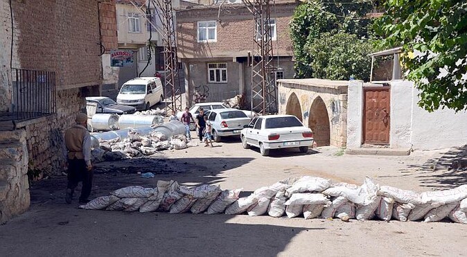 Silvan&#039;da silahlı PKK&#039;lılar mahallelere hendek kazıp polisle çatıştı