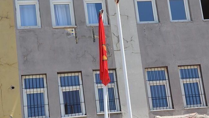Silvan&#039;da Türk bayrağını indirip PKK flaması astı