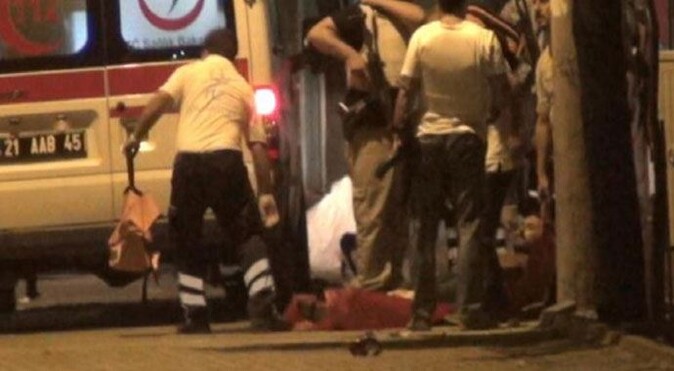 Diyarbakır&#039;da polisle saldırı: 1 yaralı