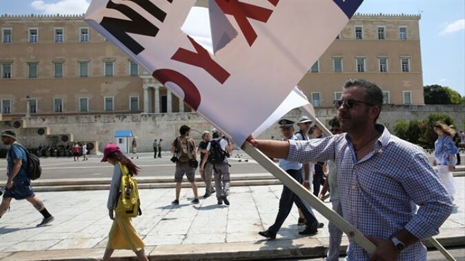 Atina&#039;da hükümet karşıtları sokağa döküldü