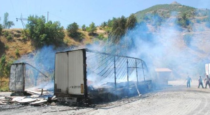 PKK&#039;lılar yol kesti araçları ateşe verdi