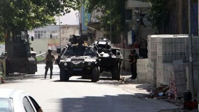 Silvan&#039;da polis merkezine bombalı saldırı