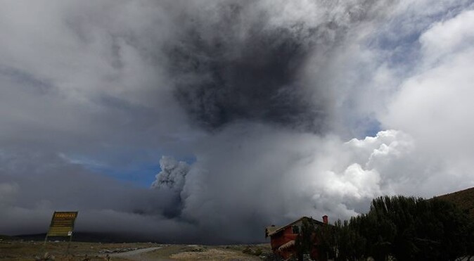 Ekvador&#039;da Cotopaxi Yanardağı, kül ve gaz püskürtüyor