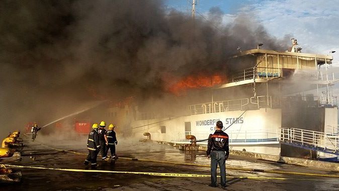 Filipinler&#039;de iki katlı feribotta yangın çıktı