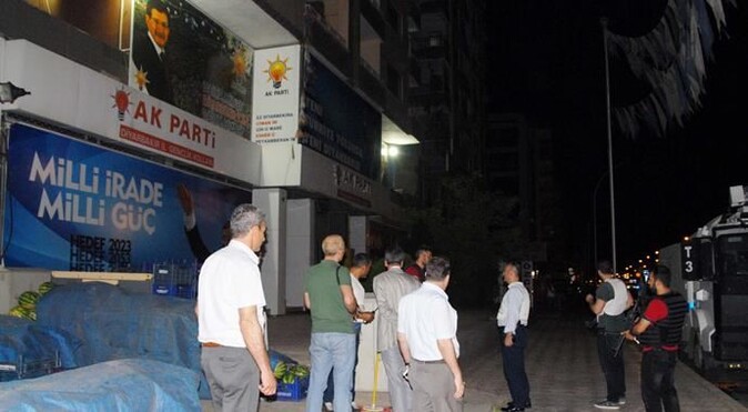 AK Parti İl Başkanlığı&#039;na bombalı saldırı: 1 polis yaralı