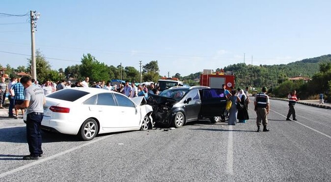 Antalya&#039;da arabalar kafa kafaya çarpıştı, yaralılar var