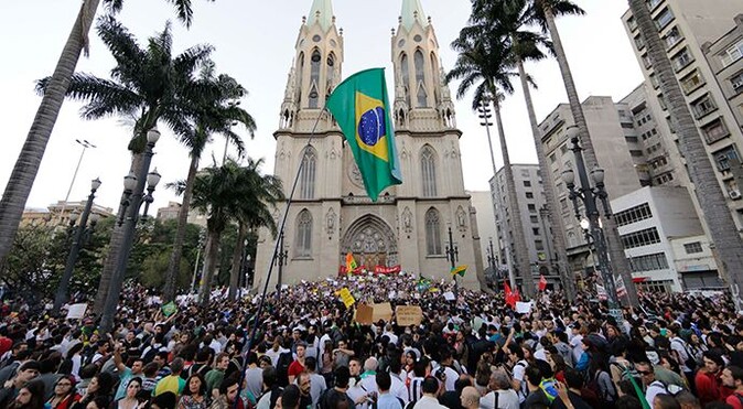 Brezilya&#039;da halk sokaklara döküldü