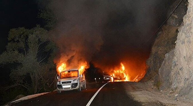 Tunceli&#039;de yol kesen teröristler 3 aracı yaktı