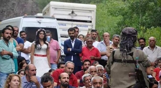 PKK Tunceli&#039;de düğün konvoyunun yolunu kesti