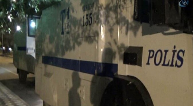 Diyarbakır&#039;da TOMA&#039;ya saldırı: 2 polis yaralı