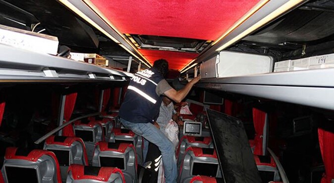 Otobüsün tavanından 40 bin paket kaçak sigara çıktı
