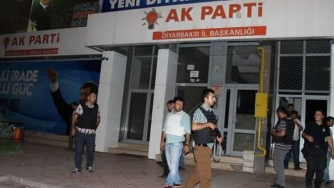 Diyarbakır&#039;da AK Parti binasına saldırı!
