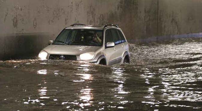 Ankara&#039;da sağanak yağış hayatı felç etti