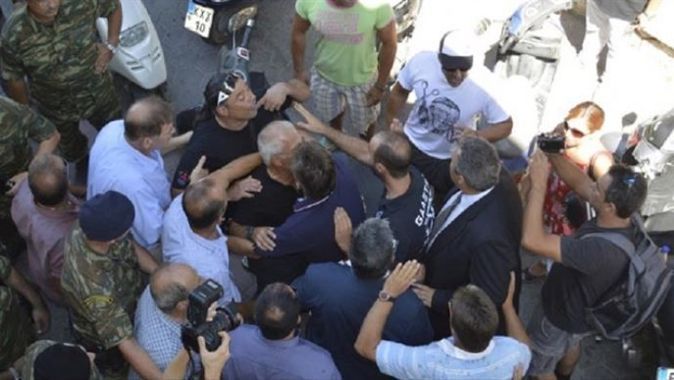 Türk düşmanı Yunan Savunma Bakanı&#039;na yumurtalı tepki