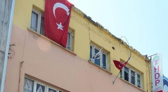 HDP il binasına Türk Bayrağı astılar
