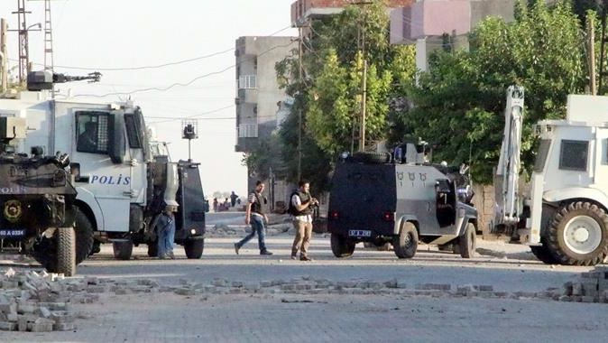 Nusaybin&#039;de hendek kapatan polislere saldırı