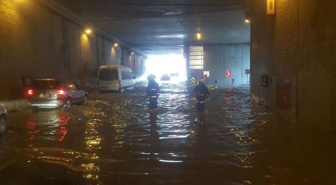 İstanbul yağmura teslim oldu! Trafik felç, insanlar mahsur