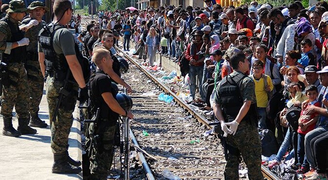 Binlerce göçmen Sırbistan&#039;a geçmeyi bekliyor