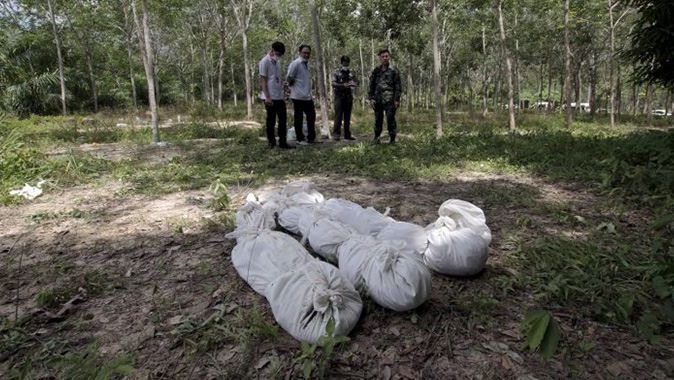 Malezya sınırında Arakanlı Müslümanlara ait 24 ceset bulundu