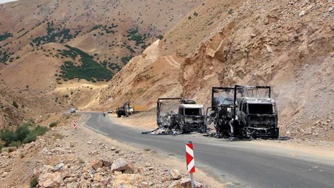 Bingöl&#039;de yol kesip kimlik kontrolü yapan PKK&#039;lılar 4 aracı yaktı