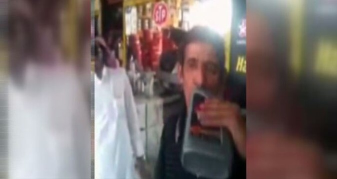Suudi Arabistanlı adam, motor yağını su gibi içiyor