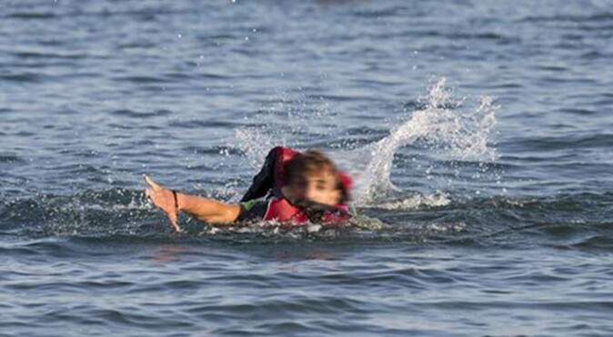 Suriyeli genç Ege&#039;yi yüzerek geçti